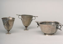  Skyphos (coupe à boire) et canthares (coupe à boire à anses hautes), première moitié du Ier siècle avant notre ère.  Musée Vivant-Denon, Chalon-sur-Saône.