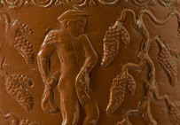 Détail duvase en céramique sigillée de Germanus, potier à la Graufesenque (Aveyron), Iersiècle de notre ère, provenant de la nécropole de Blossac à Vienne.Musée de laVille de Poitiers.