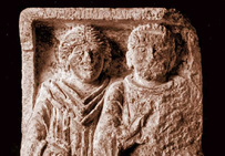 Stèle funéraire en calcaire d'un couple de vignerons (l'homme tient une serpe à émonder), IIe-IIIe siècle de notre ère, provenant de Tart-le-Haut (Côte-d'Or). Musée archéologique de Dijon.