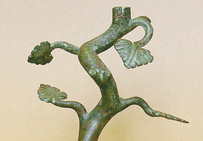 Bougeoir en bronze en forme de pied de vigne, vers le IIIe siècle de notre ère, provenant du site de Baudimont II (Arras, Pas-de-Calais).