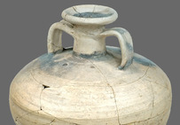 Cruche fabriquée à Brumath et ayant probablement servi au reconditionnement du vin. Elle provient d'une cave datée entre la fin du IIIe siècle et le début du IVe siècle.