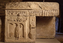Monument funéraire en calcaire dit « au marchand de vin », IIe-IIIe siècle de notre ère, provenant de Til-Châtel (Côte-d'Or).Musée archéologique de Dijon.