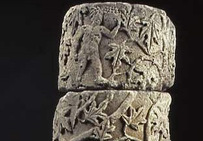 Tambour de colonne découvert en 1902 dans les fouilles du rempart tardif sud d'Arles, IIe siècle de notre ère, dont l'élément supérieur figure un amour vendangeur.Musée de l'Arles antique.