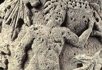 Amour vendangeur figuré sur l'élément supérieur d'un tambour de colonne découvert en 1902 dans les fouilles du rempart tardif sud d'Arles, IIe siècle de notre ère. Musée de l'Arles antique.