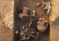 Vue partielle des dépôts dans une tombe du Mas de Vignoles à Nîmes, premier quart du Ier siècle av. notre ère.