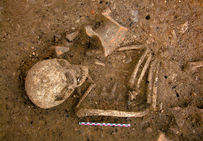 Restes d'une amphore brisée dans une tombe du Renaussas à Valros (Hérault), fin du IIe-début du IIIe siècle de notre ère.