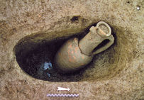 Amphore dépourvue de fond, utilisée comme conduit à libation dans un dépôt de crémation du Mas des Abeilles à Nîmes.