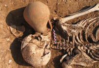 Cruche brisée intentionnellement, renversée dans une tombe de La Vigne de Bioaux à Valros (Hérault), première moitié du IIe siècle de notre ère.