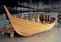 Reconstitution d'un bateau chargé d'amphores et de tonneaux, réplique d'une embarcation portuaire découverte à Toulon.Musée gallo-romain de Saint-Romain-en-Gal.