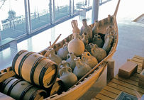 Reconstitution d'un bateau chargé d'amphores et de tonneaux, réplique d'une embarcation portuaire découverte à Toulon.Musée gallo-romain de Saint-Romain-en-Gal.