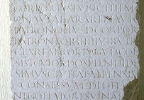 Inscription de Marcus Minthatius Vitalis, négociant en vins à Lugdunum (Lyon).Musée gallo-romain de Lyon-Fourvière.