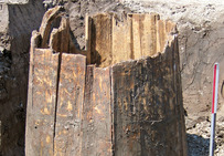 Le sol humide a permis de conserver ce tonneau fabriqué vers 47 de notre ère et réutilisé à Troyes (Aube) en cuvelage de puits.