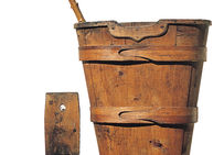 Seille de vendange en bois destinée à recueillir les grappes (à gauche) et brante en bois pour le transport du raisin avec son pilon pour le tasser (à droite)