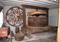 Pressoir à vis centrale équipée d’une roue de presse (horizontale) actionnée par une roue à perroquet