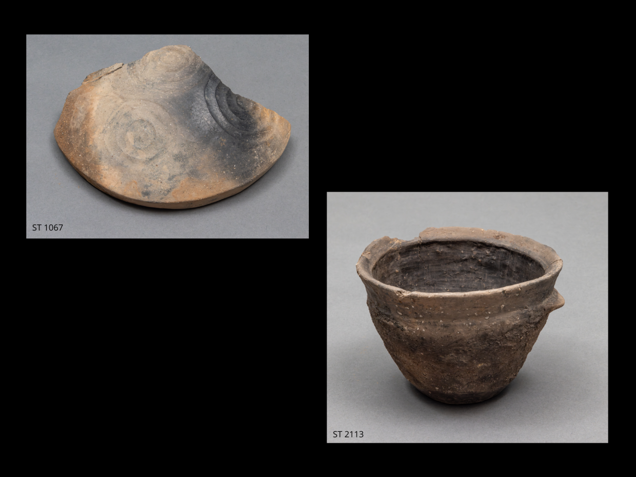 ST 1067 : Fond d’assiette à décors de cercles concentriques cannelés, début du Bronze final (aux alentours de 1300 avant J.-C.), affinités avec la région lyonnaise et l’Italie du nord.     ST 2113 : Petit vase à languette, début du Bronze final (aux alentours de 1350 avant J.-C.)