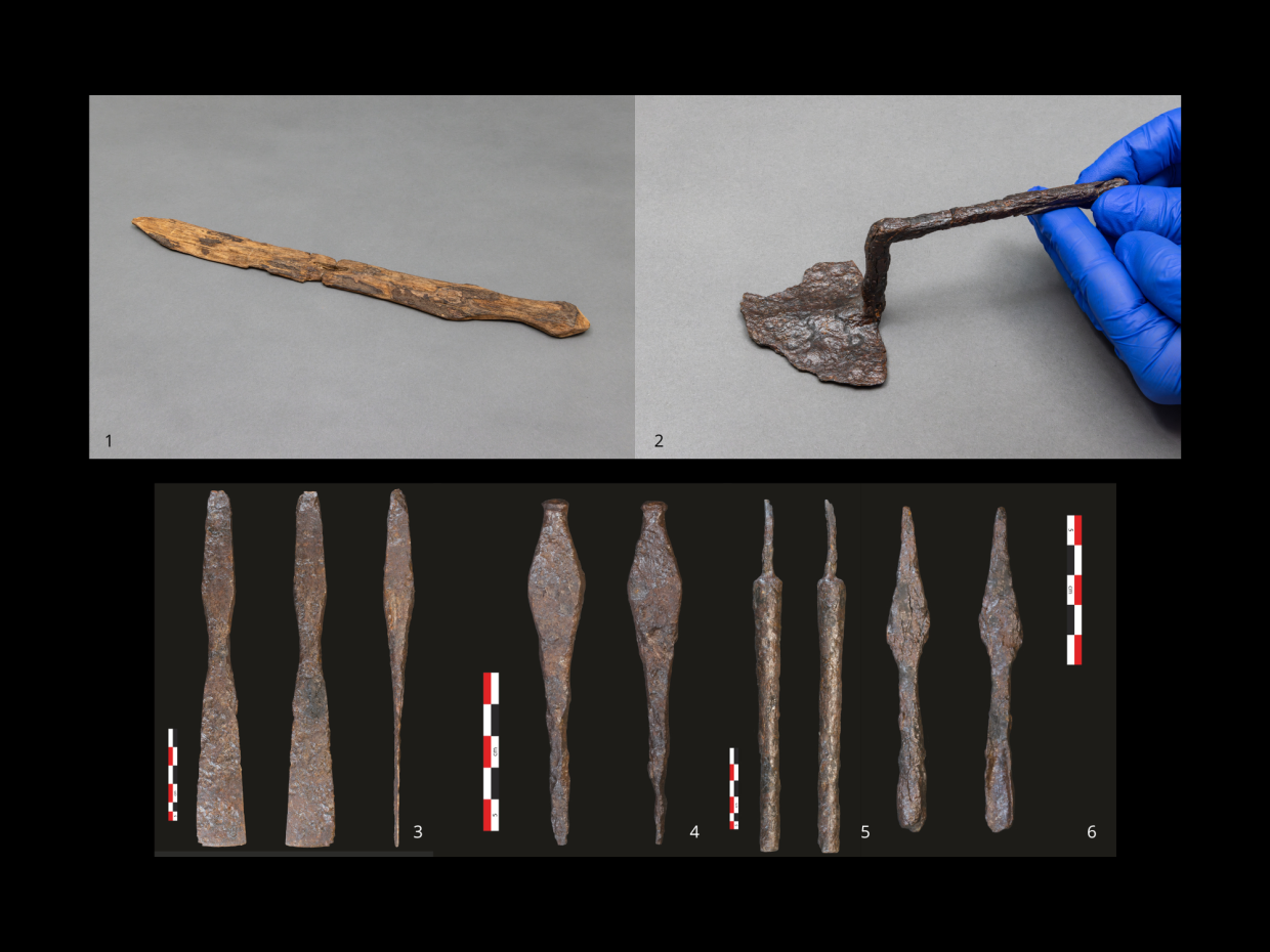 1 : Épée de tisserand en bois découverte dans un puits.  2 : Truelle.  3 : Ciseau à bois utilisé pour la finition des surfaces ou comme grattoir.  4 : Poinçon pour le cuir.  5 : Lime pour le métal.  6 : Mèche à drille pour le travail du bois