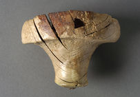 Pommeau d'épée en ivoire d'éléphant. VIIe s. avant notre ère. Fouille Ramsauer ; tombe 910.