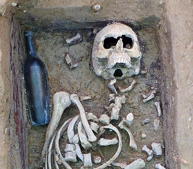 Archéologues et ethnologues face aux cadavres