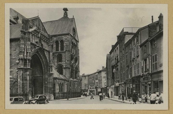 La collégiale Notre-Dame-en-Vaux à Châlons-en-Champagne vers 1945.