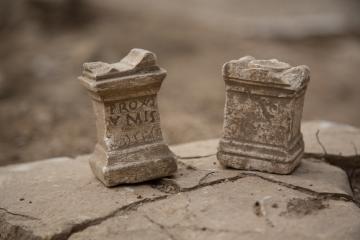 Autels miniatures découverts dans une domus, dont l’un est dédié aux Proxumes (déesses gauloises).
