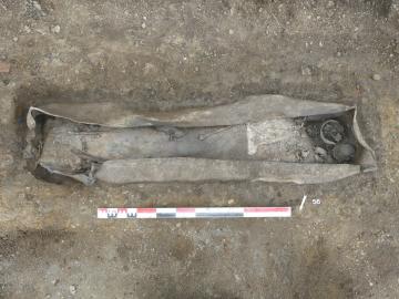 Cercueil en plomb, contenant le crâne et les ossements conservés.