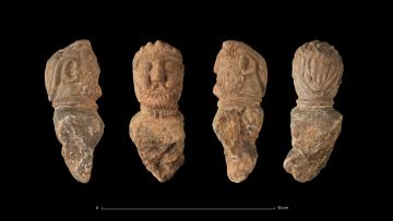 Quatre vues du buste d’un aristocrate gaulois avec un torque, retrouvé enfoui dans une fosse, Ier siècle avant notre ère
