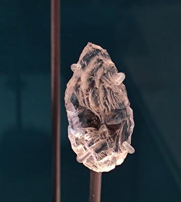 Racloir en cristal de roche au Musée des Tumulus de Bougon, Néandertal, l'expo