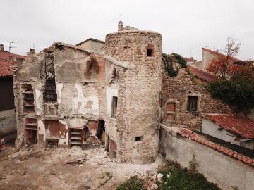 Vue générale de la façade interne de l’ancienne maison et de la tour d’enceinte.