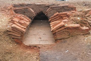 Alandier, murs de soutènement, laboratoire et fosse d’accès partielle d’un four de tuilier. 