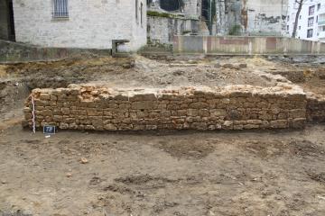 Mur de terrasse fouillé à Creil (Oise) en 2023. Ce site présente&nbsp; des occupations de l’époque médiévale jusqu’à l’époque contemporaine.