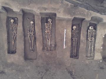 Vue générale des inhumations en cercueils. XVIII ou XIXe siècle