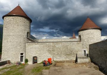 La cour est en cours de décapage, en juin 2020, et les tours médiévales restaurées, vues vers l’est.