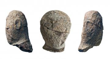 Tête sculptée en ronde bosse réalisée à partir d’un bloc de roche fine et foliée (H. 15,4 cm, L. 10 cm, l. 7,5 cm) d’origine probablement locale (IIe s. av. J.-C.), Boufféré, La Limouzinière, Fouille M. Le Saint Allain, Inrap, 2015.