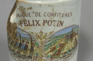 Pot de confiture parisienne en faïence fine daté du début du XXe siècle découvert dans un dépotoir à Vénissieux (Rhône), 2016.