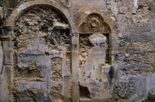 Dégagement d'une porte médiévale du XIVe s. condamnée par des réaménagements postérieurs, îlot de la visitation (Metz, Lorraine), 1992.