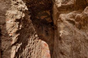Entrée du souterrain médiéval découvert à Sublaines (Indre-et Loire), 2012.&nbsp;En haut à droite, l'encoche taillée dans le calcaire correspond au système de fermeture de la première&nbsp;porte.&nbsp;   