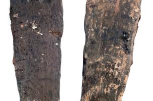 Morceaux de bois correspondant au plancher de mise à niveau du souterrain-refuge médiéval découvert à Sublaines (Indre-et-Loire) en 2012.  Lors de la fouille, quelques planches ont été mises au jour. Elles permettaient une mise à niveau entre deux portion