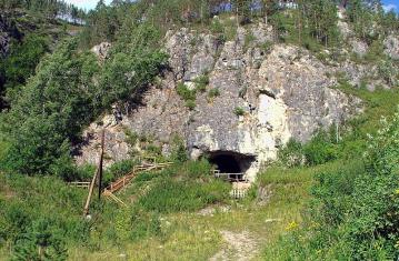 Entrée de la grotte de Denisova (Altaï, Sibérie)