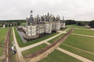 Vue générale du château de Chambord (Loir-et-Cher) et du parterre prise depuis le nord-est en regardant vers le sud-ouest, 2013.A droite, on voit le premier sondage qui recoupe le parterre nord, parallèle à la façade principale du château. Il a permis de 
