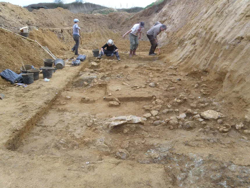 860_sc_la-noira-fouilles-en-cours-du-niveau-700-000-ans-berges-de-riviere.jpg