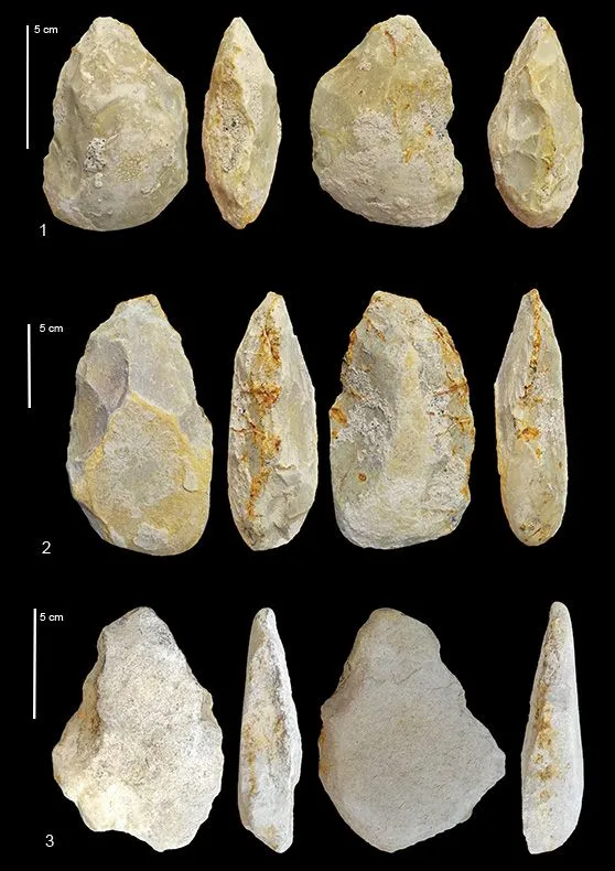 860_sc_notarchirico-bifaces-calcaire-670-000-ans.jpg