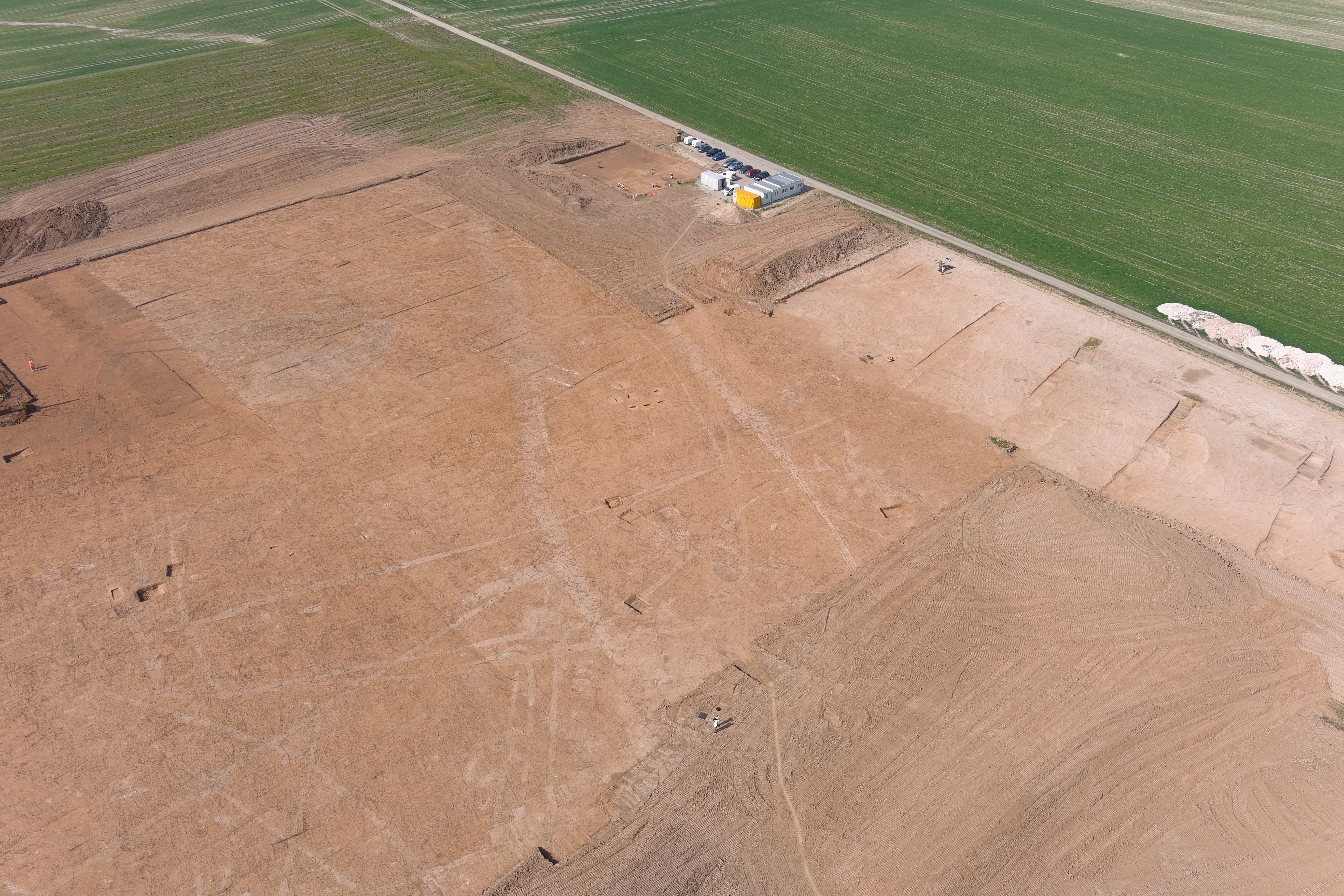 Un établissement densément utilisé de plan quadrangulaire reconnu sur 28000 m² et daté de La Tène C2/D1. La période gallo-romaine est représentée au travers d’un remaniement de l’établissement et de fossés de parcellaire.